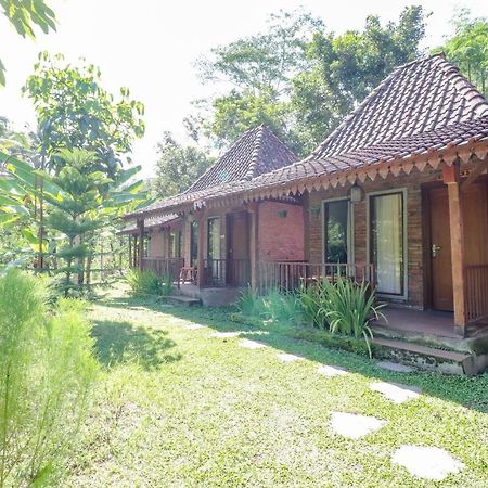 Balkondes Kenalan Hotel Magelang Buitenkant foto